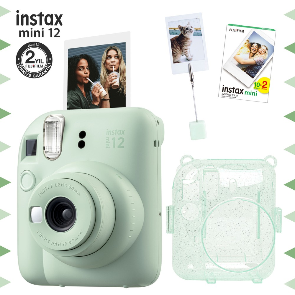 Nane yeşili Instax Mini 12 kamera, fotoğraflar, film paketi ve kılıfla.