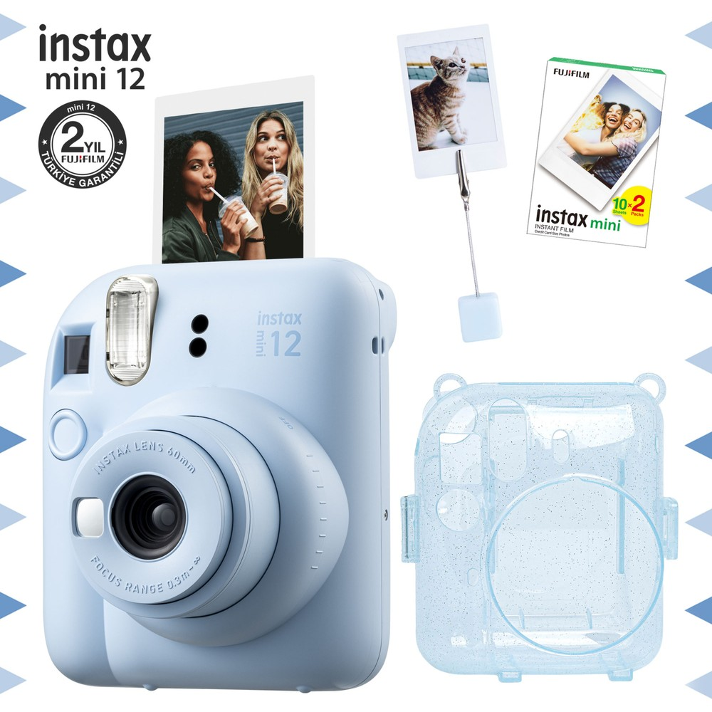 Fotoğraflı, film paketli ve kılıflı açık mavi Instax Mini 12 kamera.
