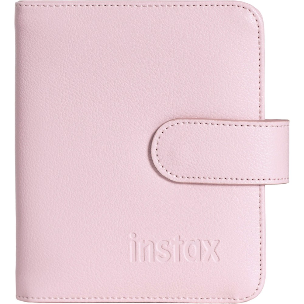 Açık pembe, çıtçıt kapamalı Instax fotoğraf albümü.