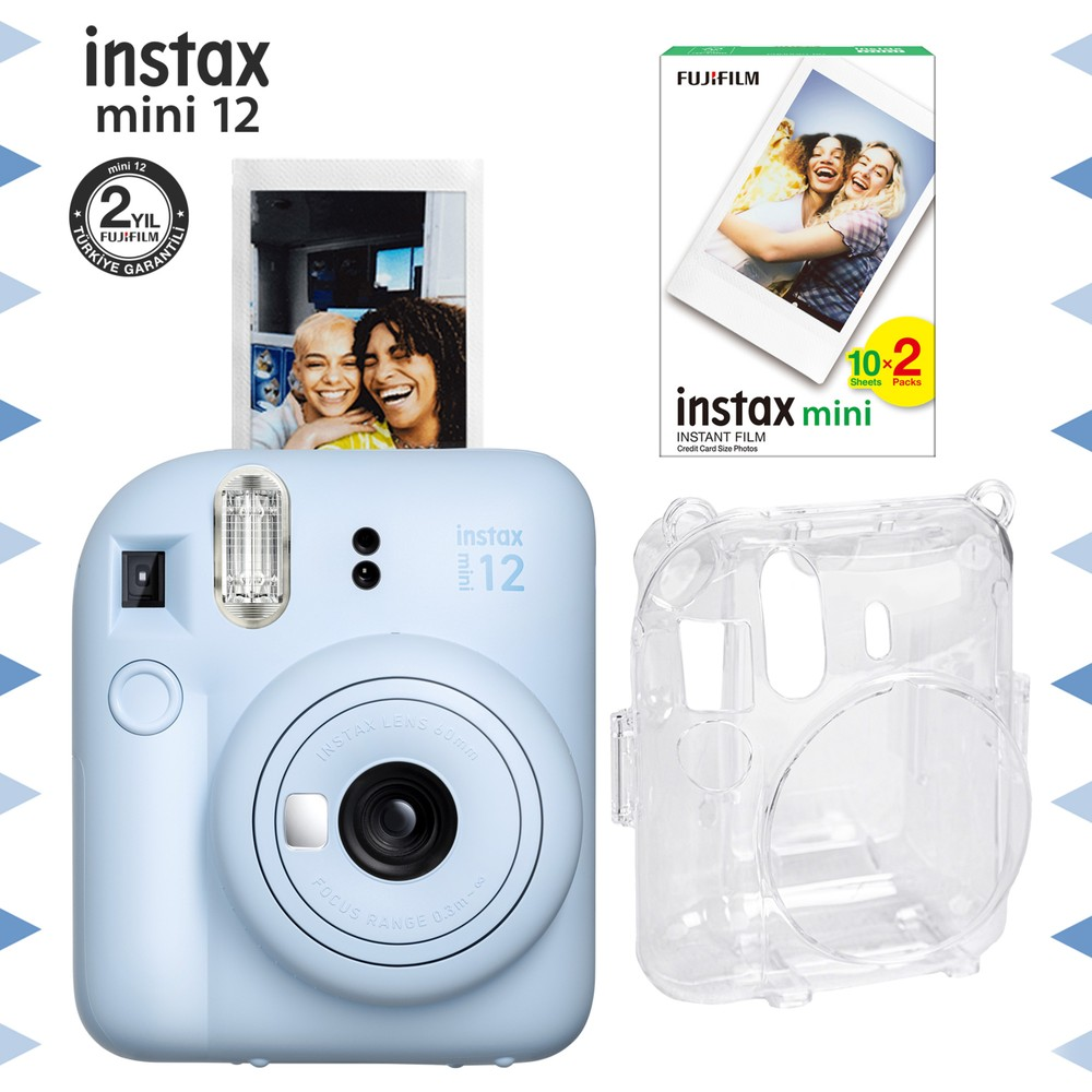 Açık mavi Instax Mini 12 kamera, film ve koruyucu kılıf ile.