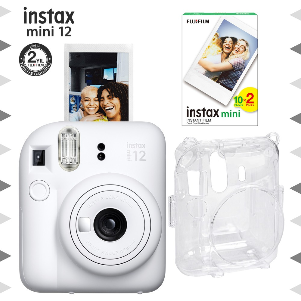 Beyaz Instax Mini 12 kamera, film paketi ve koruyucu kılıf.