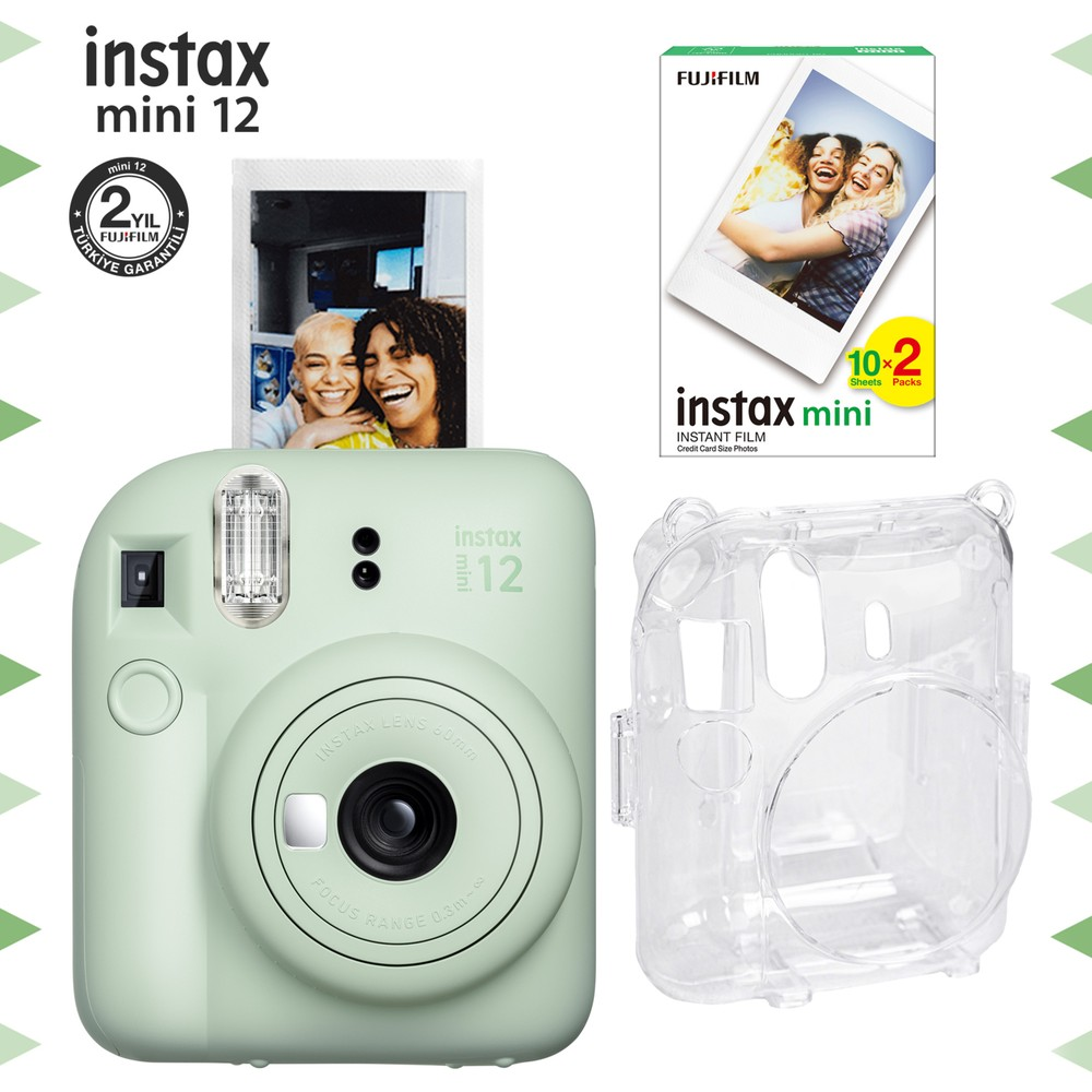 Instax Mini 12 kamera, film paketi ve koruyucu kılıf beyaz zeminde.