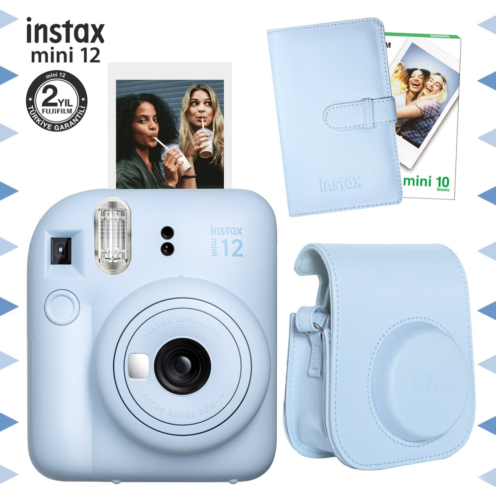 Aksesuarli acik mavi Instax Mini 12 kamera: fotoğraf, kılıf ve film paketi.