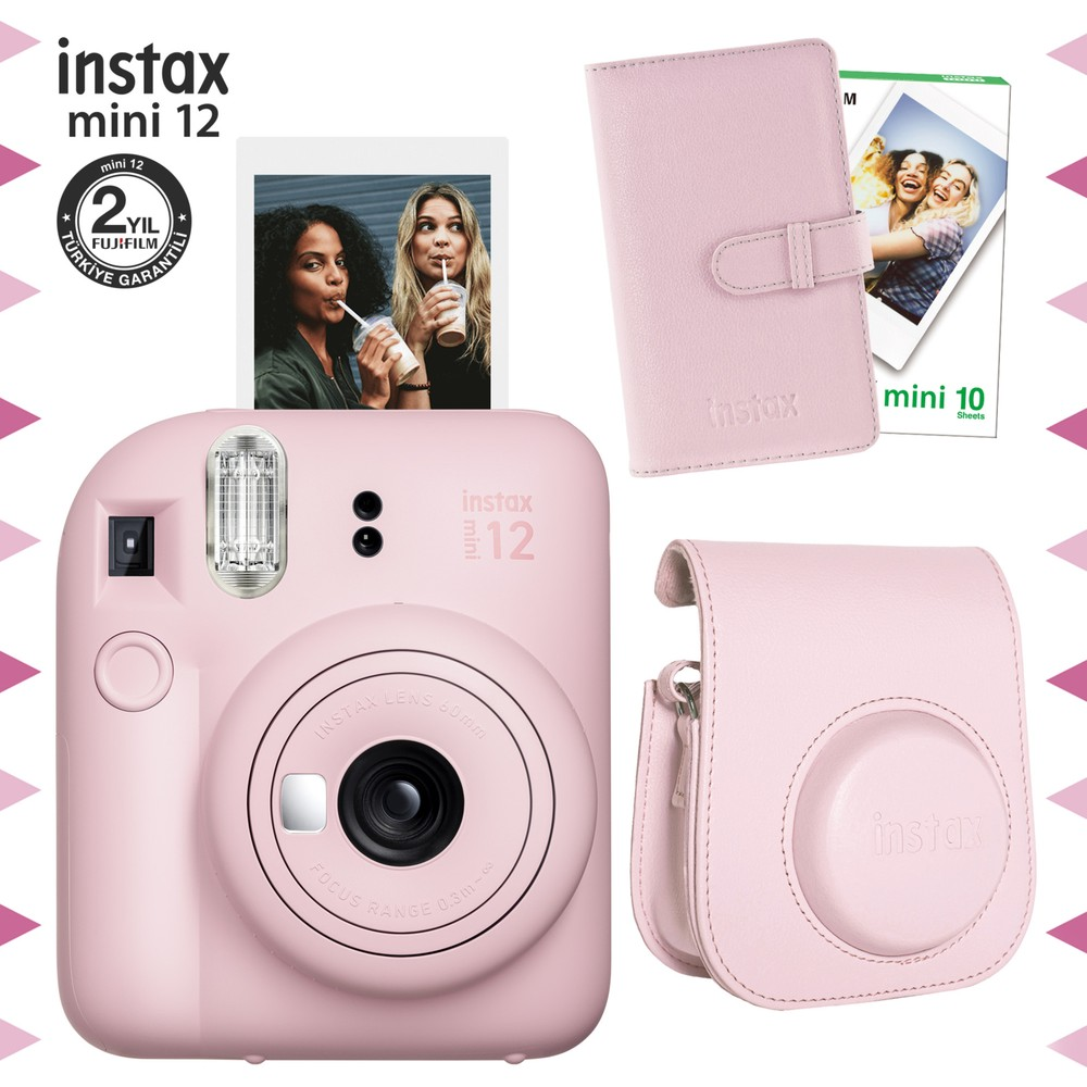 Pembe Instax Mini 12 kamera, fotoğraf ve kılıflar dahil aksesuarlarla.