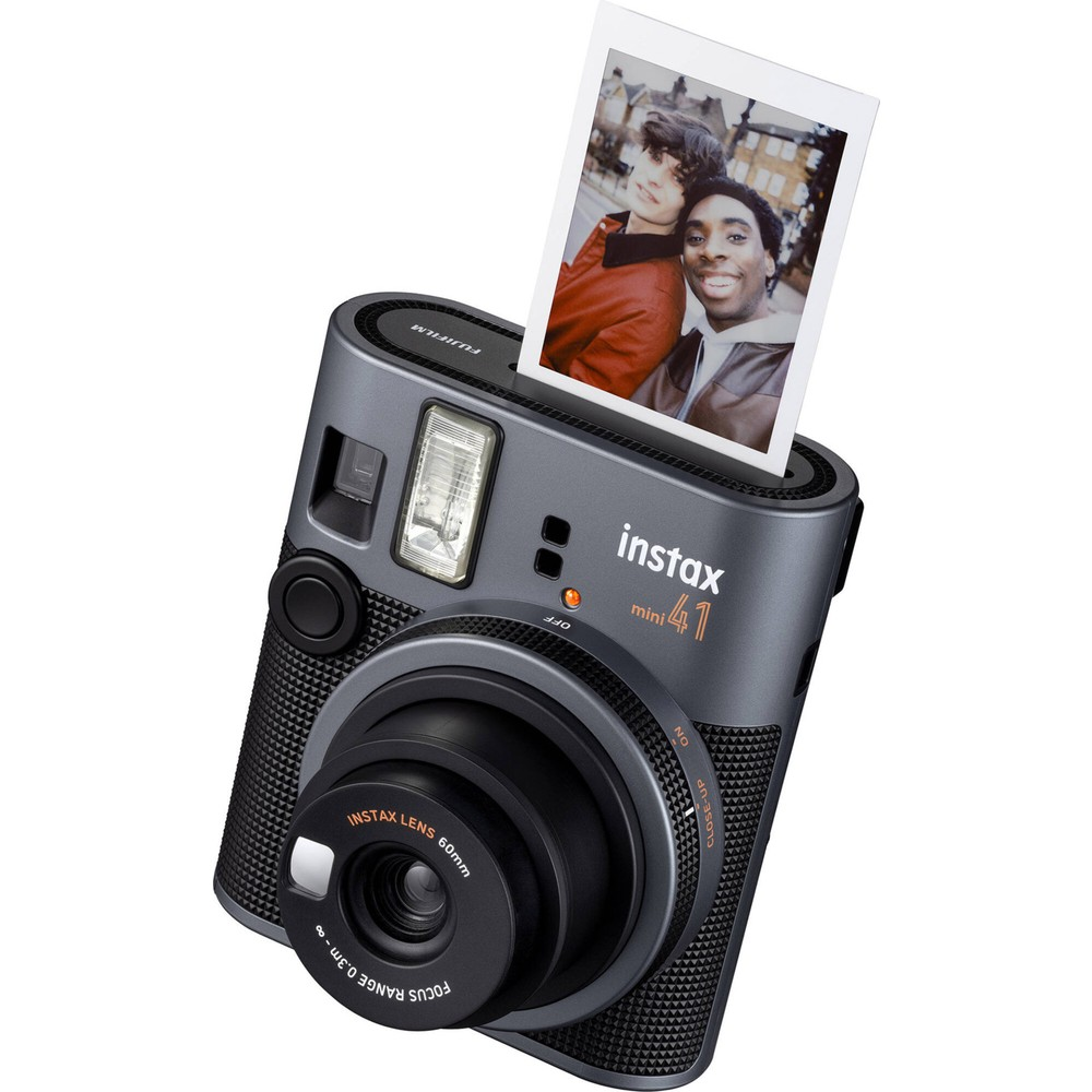 Gri anında fotoğraf makinesi, selfie çeken iki gençin fotoğrafıyla.