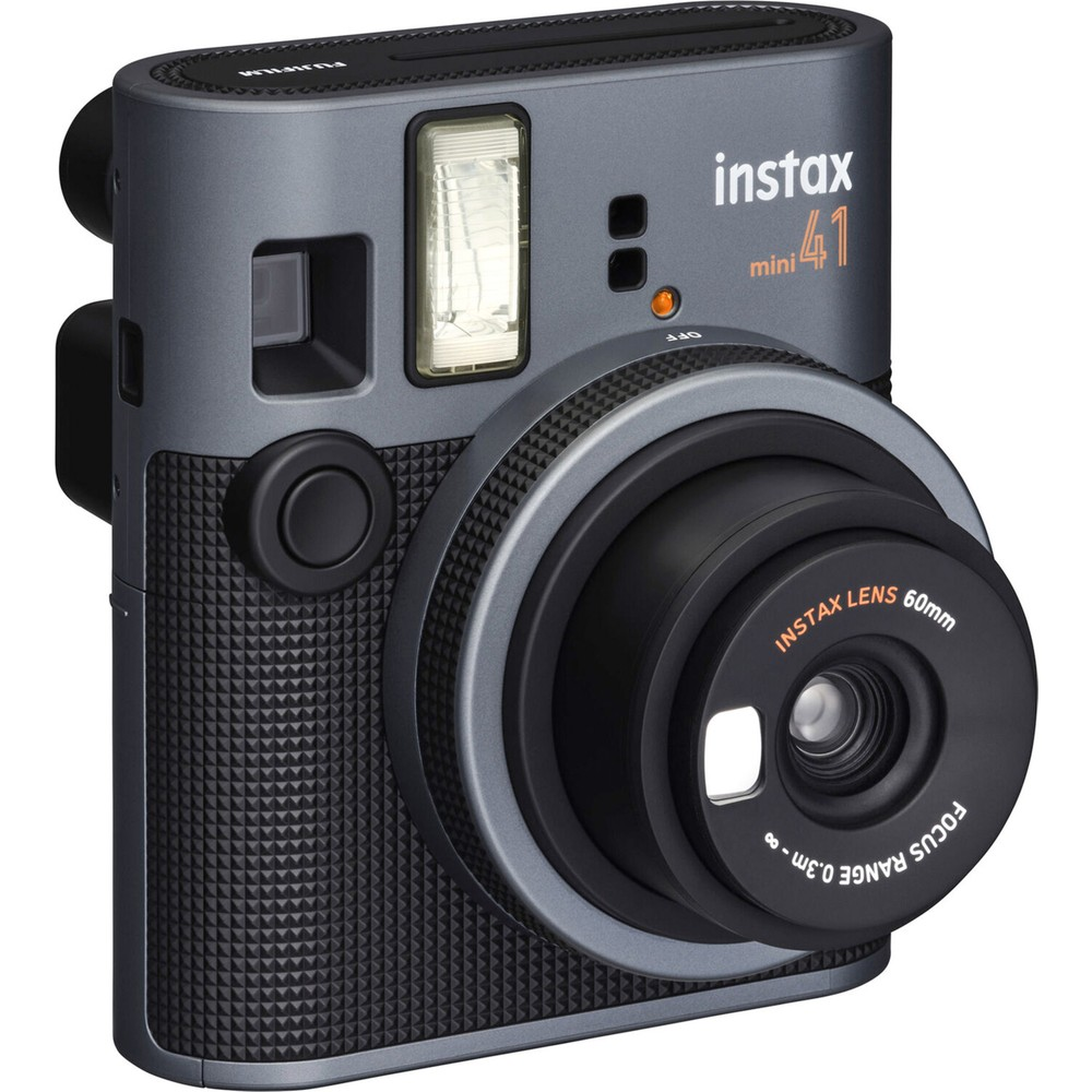 Siyah dokulu tutma yeri ve lensli gri Fujifilm Instax Mini 41 anlık kamera.