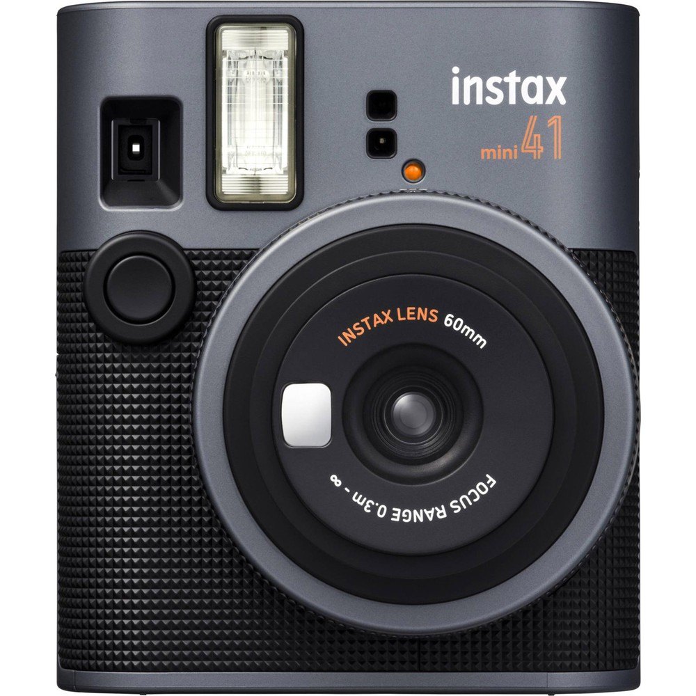 Flaşlı ve lensli gri Fujifilm Instax Mini 41 anlık kamera.