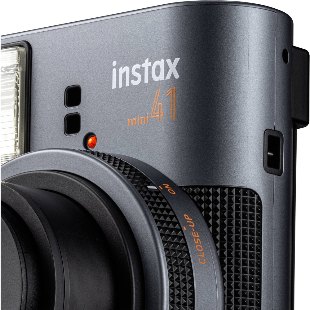 Flaşlı, lensli ve ayar halkalı gri Instax Mini 41 kamera.