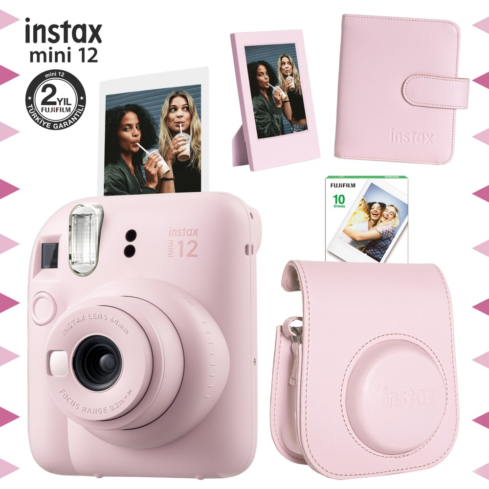 Kamera, kılıf, fotoğraf albümü ve filmler içeren pembe Instax Mini 12 kamera seti.