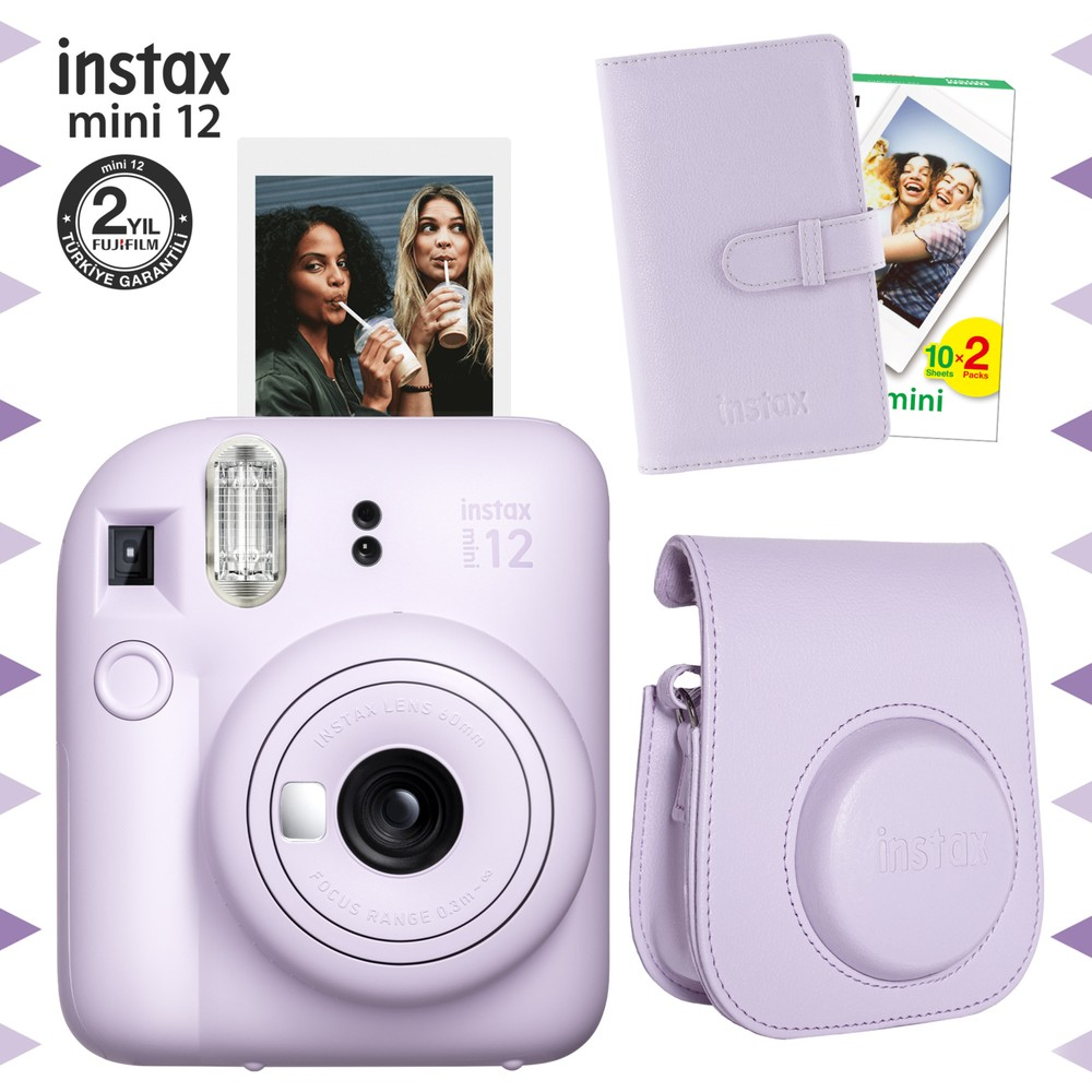 Mor Instax Mini 12 kamera aksesuarlarıyla: kılıf, albüm ve film paketi.