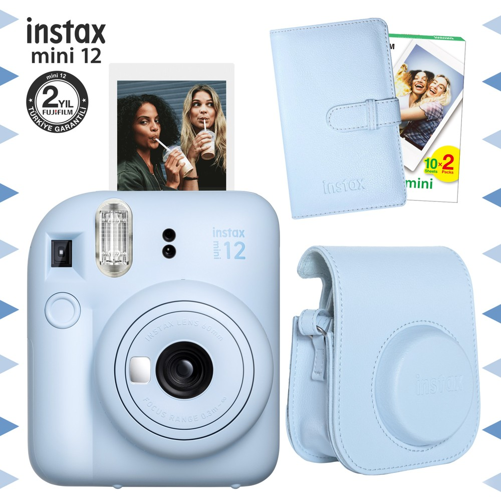 Açık mavi Instax Mini 12 kamera aksesuarlarıyla: kılıf, cüzdan ve film paketi.