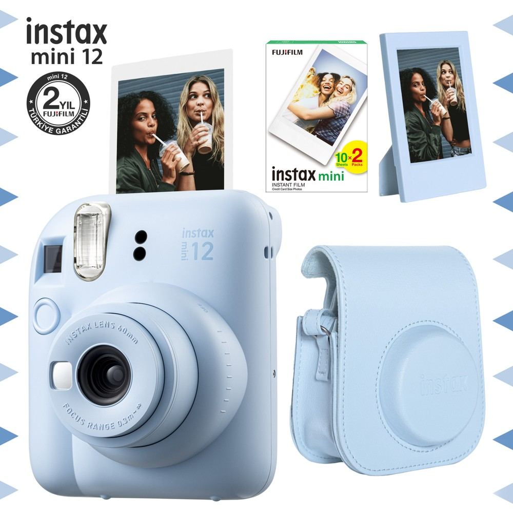 Açık mavi Instax Mini 12 kamera aksesuarlarla: kılıf, film paketi, fotoğraf çerçevesi.