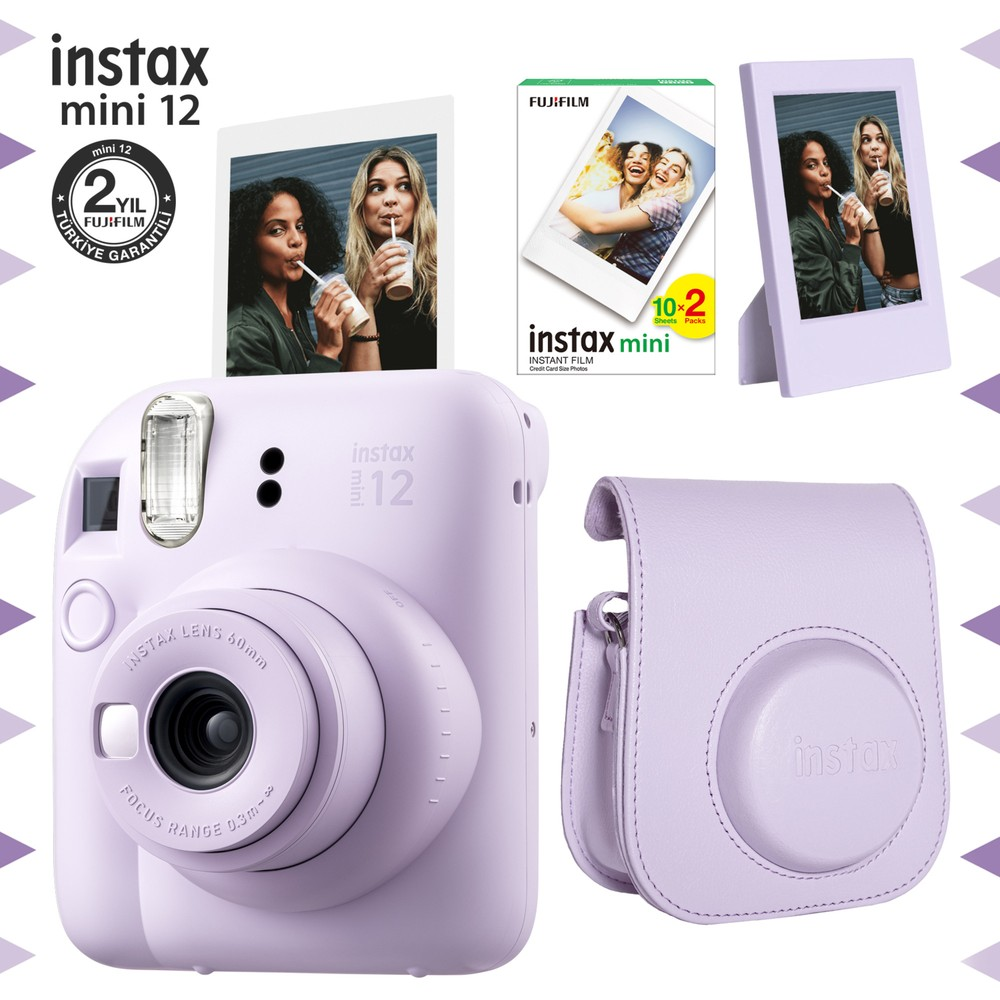 Lavanta rengi Instax Mini 12 kamera aksesuarlarıyla: film paketi, fotoğraf çerçevesi, kılıf.