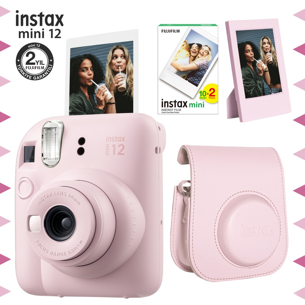 Pembe Instax Mini 12 kamera; film, fotoğraf çerçevesi ve kılıfı mevcut.