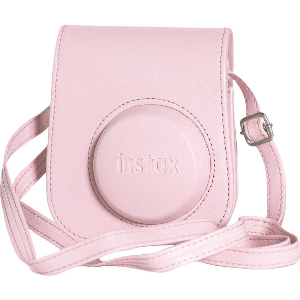 Gümüş tokalı ve askılı açık pembe Instax kamera çantası. 'Instax' kelimesi kabartmalıdır.