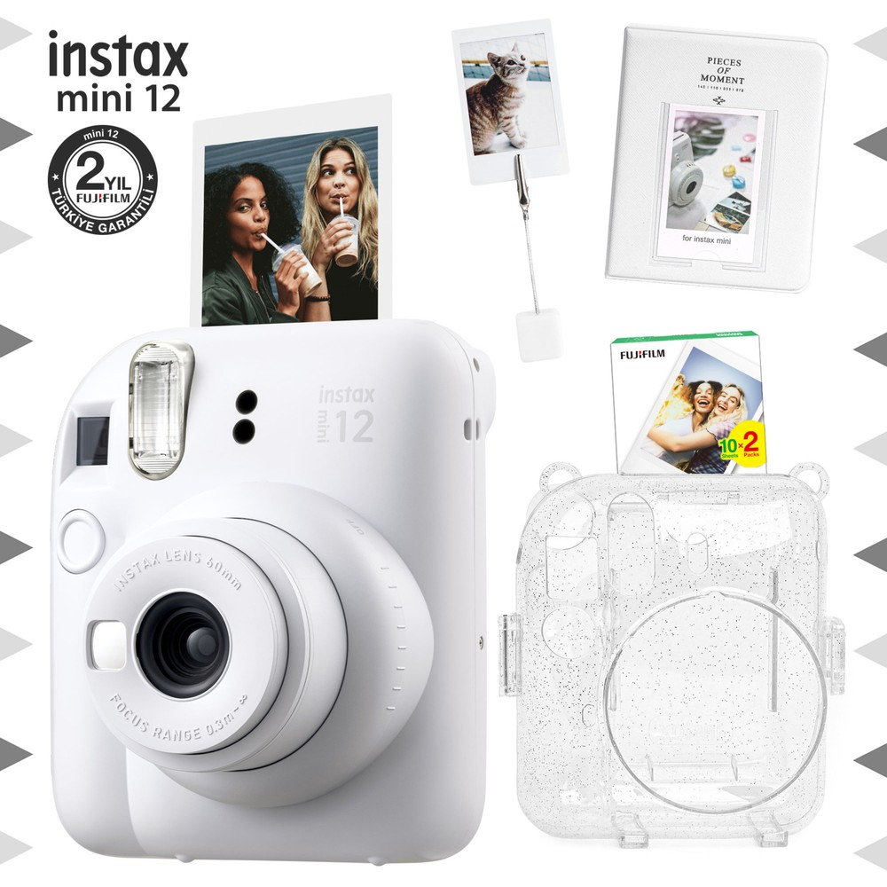 Beyaz Instax mini 12 kamera, fotoğraflar, albüm ve koruyucu kılıf dahil aksesuarlarla.