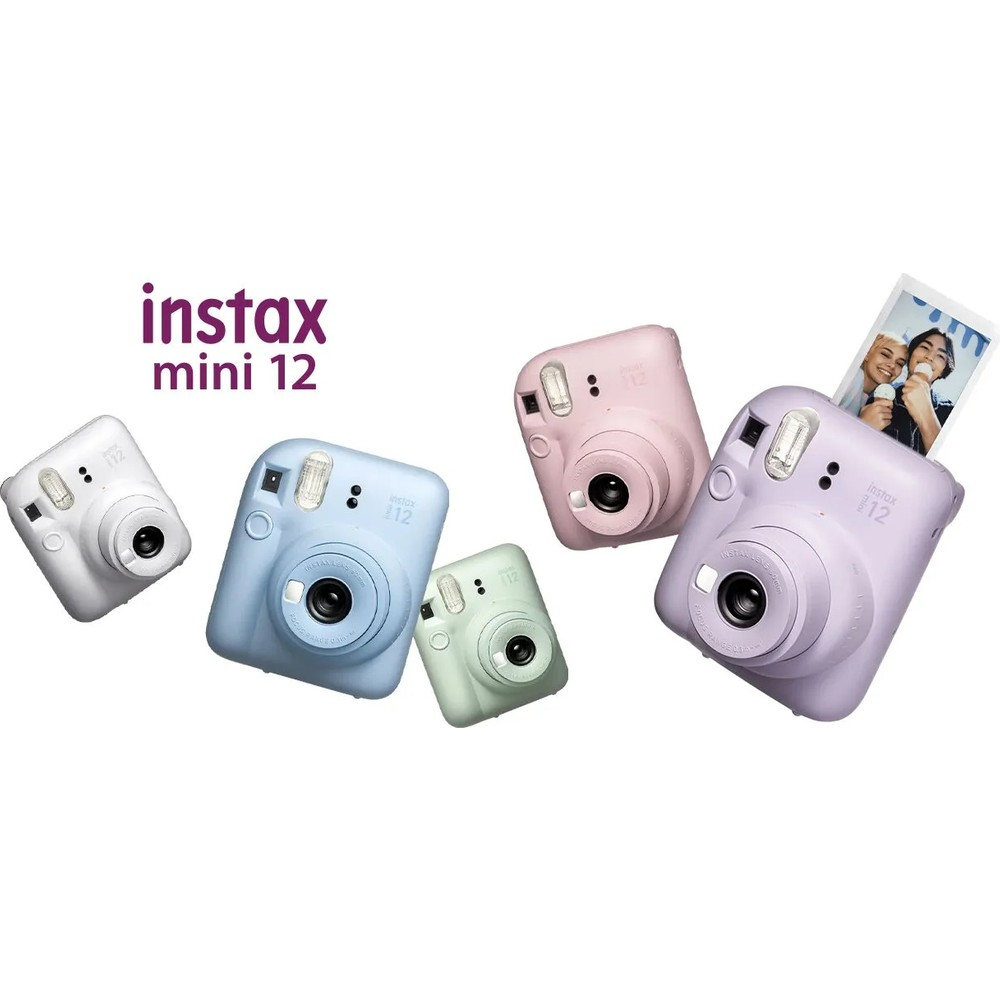 Pastel renklerde beş Instax Mini 12 kamera: beyaz, mavi, yeşil, pembe ve mor. Bir kameradan fotoğraf çıkıyor.