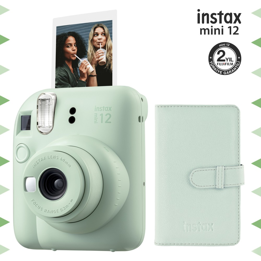 Açık yeşil Instax Mini 12 kamera, basılmış bir fotoğraf ve uyumlu bir kılıf ile.