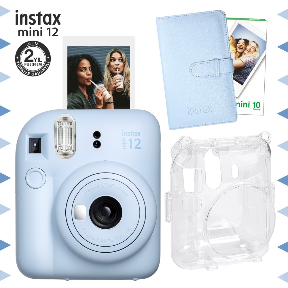 Aksesuarlı açık mavi Instax Mini 12 kamera: fotoğraf, kılıf ve film paketi.