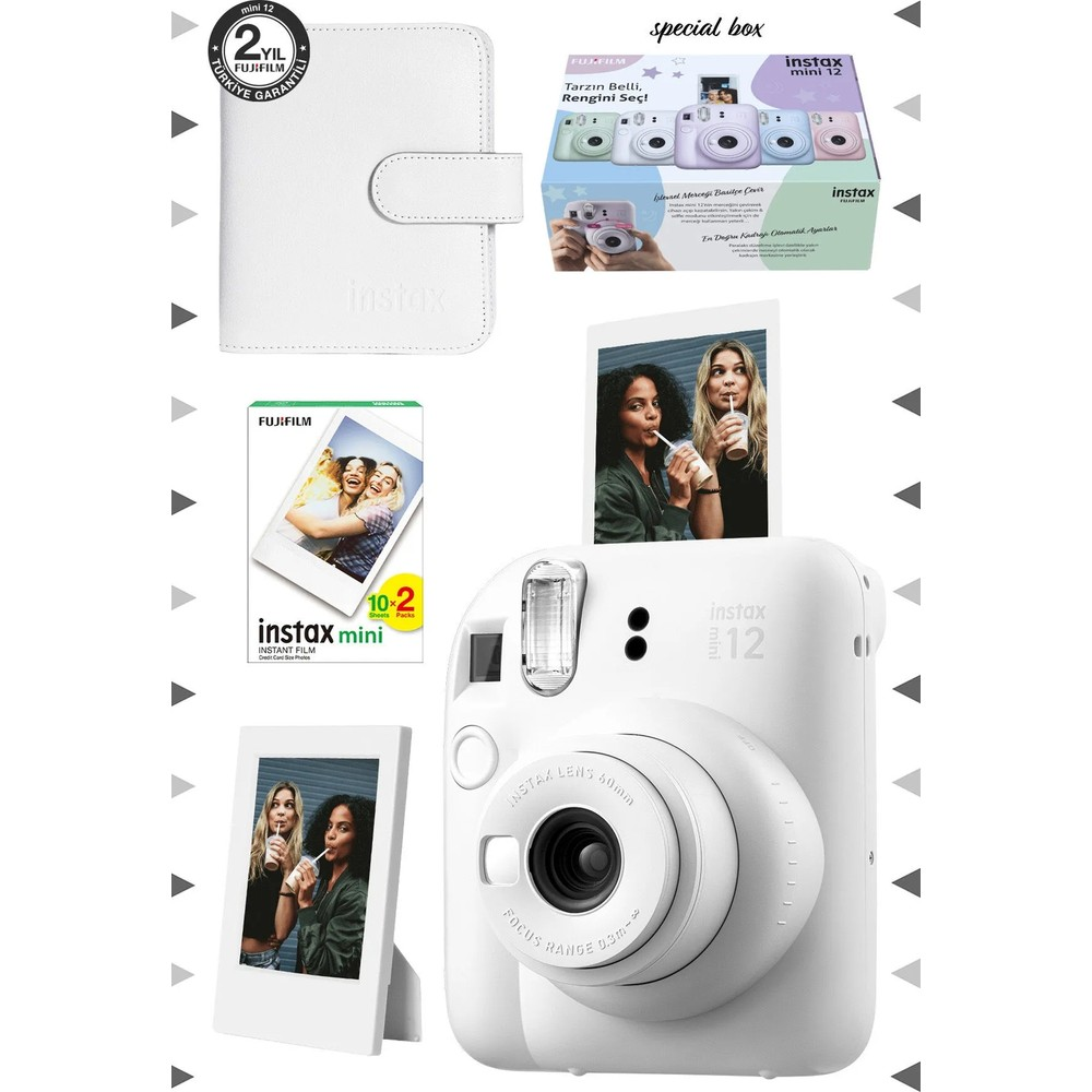 Kılıf, film kutusu ve fotoğrafla birlikte beyaz Instax Mini 12 anında kamera seti.