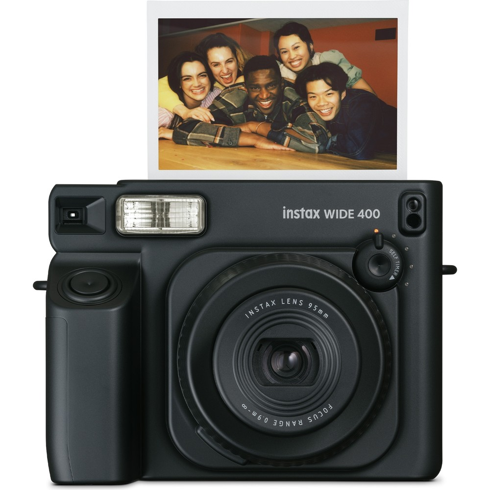 Üzerinde altı gülümseyen arkadaşın fotoğrafı olan siyah bir Instax Wide 400 kamera.