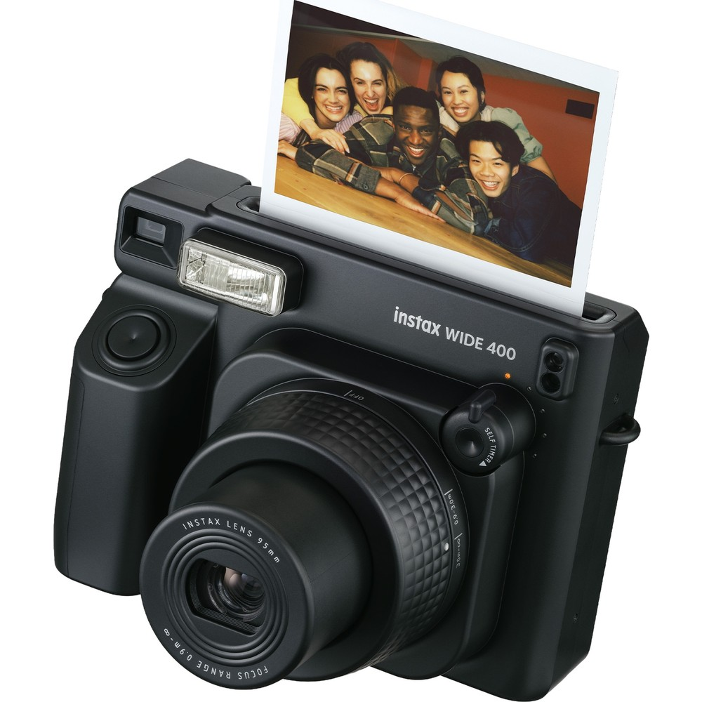 Beş gülümseyen arkadaşın fotoğrafının çıktığı siyah bir Instax Wide 400 kamera.