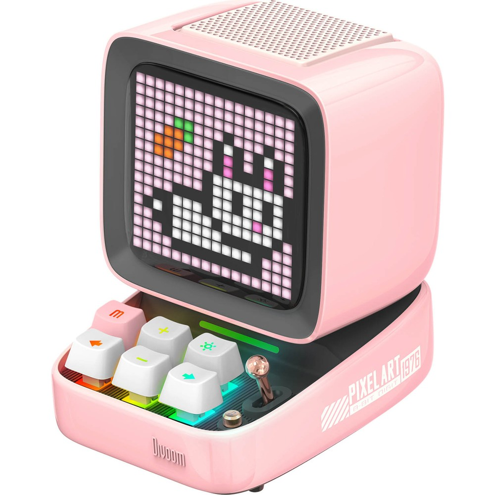 Kedi ekranı ve klavye tuşları olan pembe piksel sanat hoparlör.