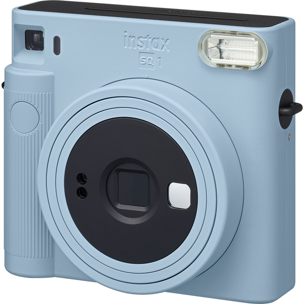 Siyah lensli ve flaşlı açık mavi bir fotoğraf makinesi.
