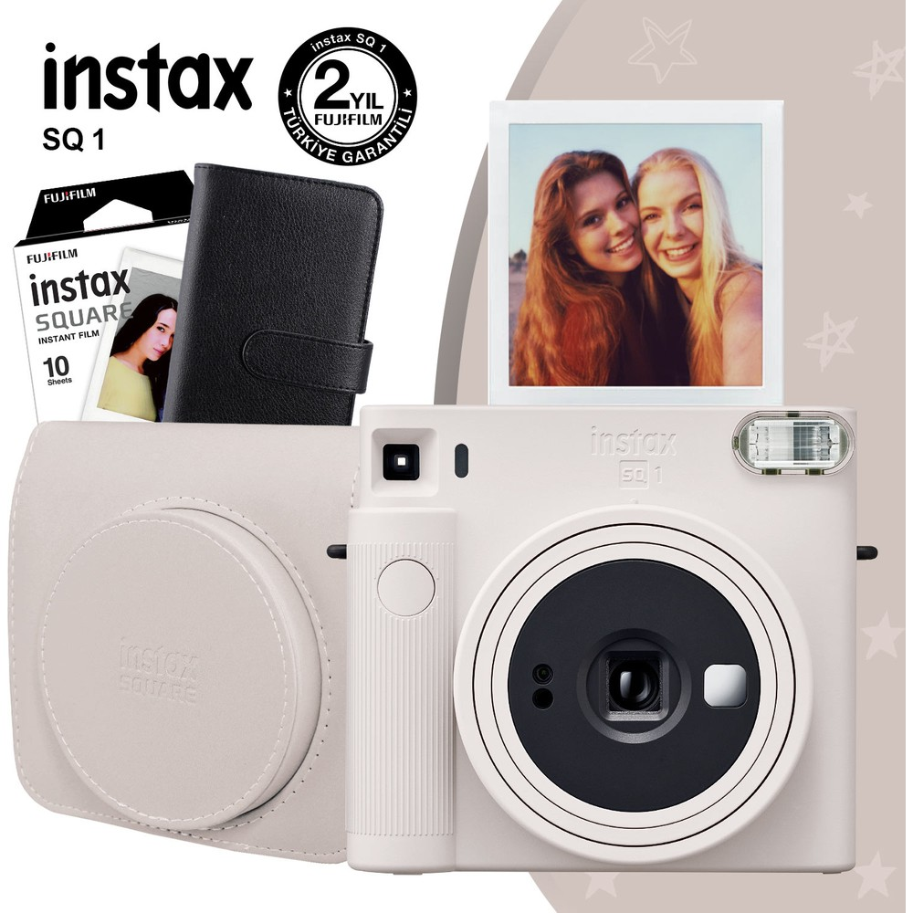 Instax SQ1 fotoğraf makinesi aksesuarlarıyla: kılıf, film paketi, iki kadın fotoğrafı.