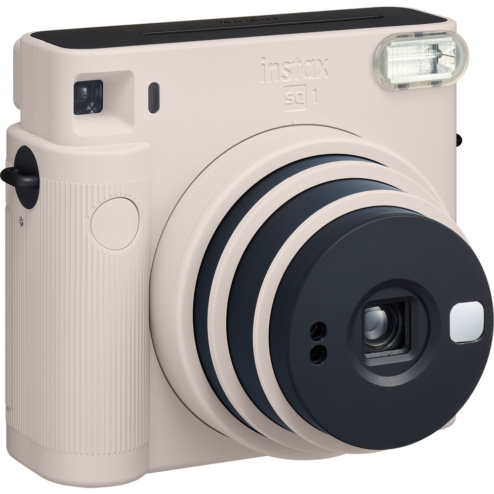 Bej Instax SQ1 kamera siyah lens ve flaşlı. Yakın çekim stüdyo.