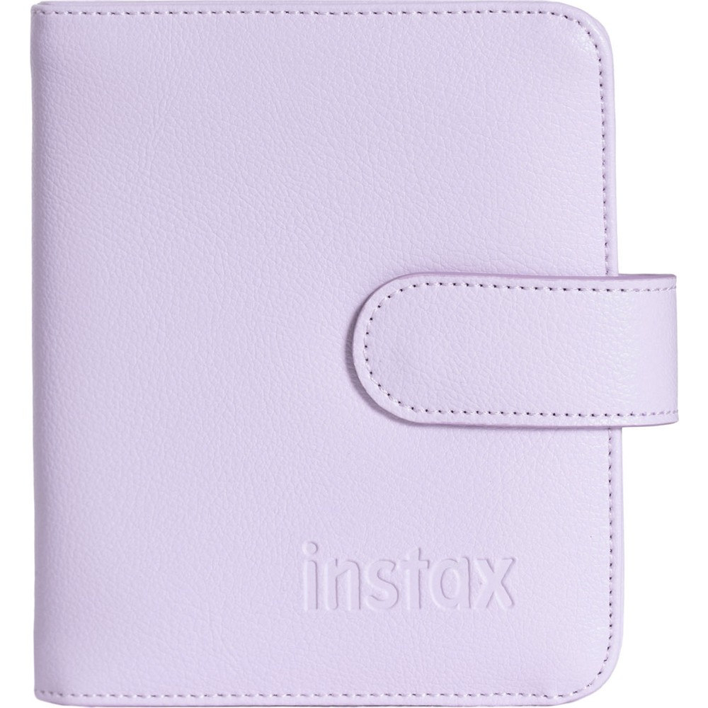 Kabartmalı 'instax' yazısı ve çıtçıtlı kapaklı açık mor bir kılıf.