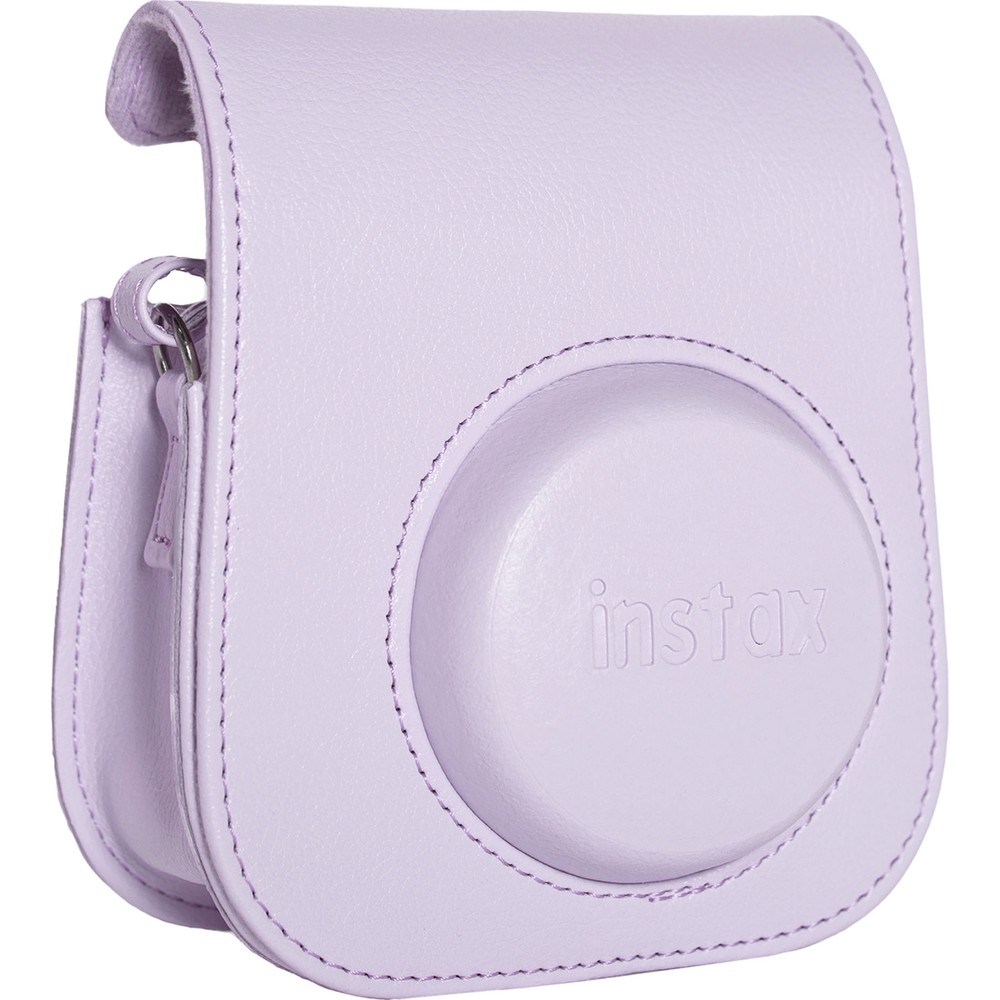 Lavanta rengi dikişli deri kamera çantası ve "instax" logosu.