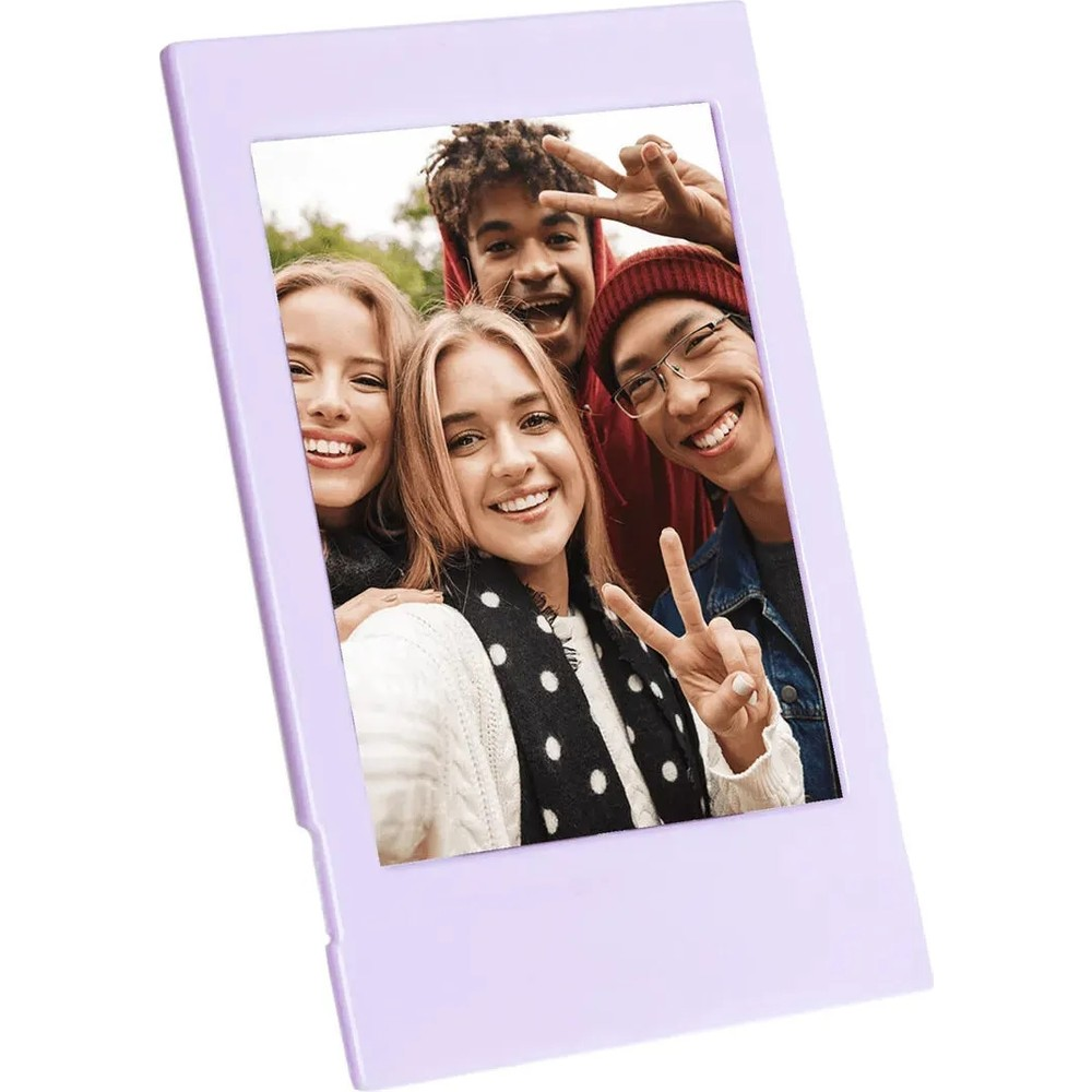 Dört gülümseyen genç, mor bir fotoğraf çerçevesinde selfie çekiyor.