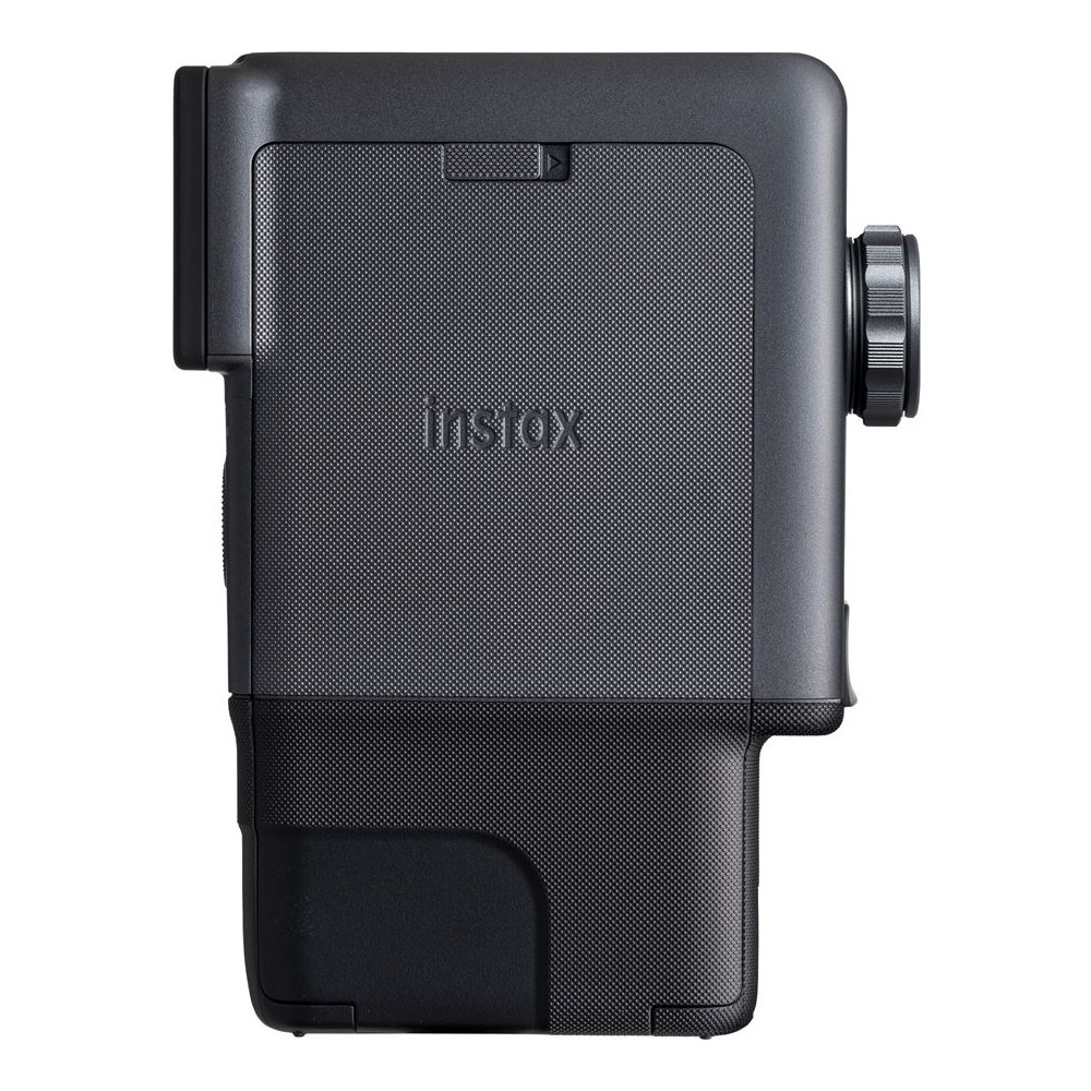 Sağ tarafında tırtıklı kadranı olan koyu renkli bir Instax kamera, beyaz arka plan üzerinde.