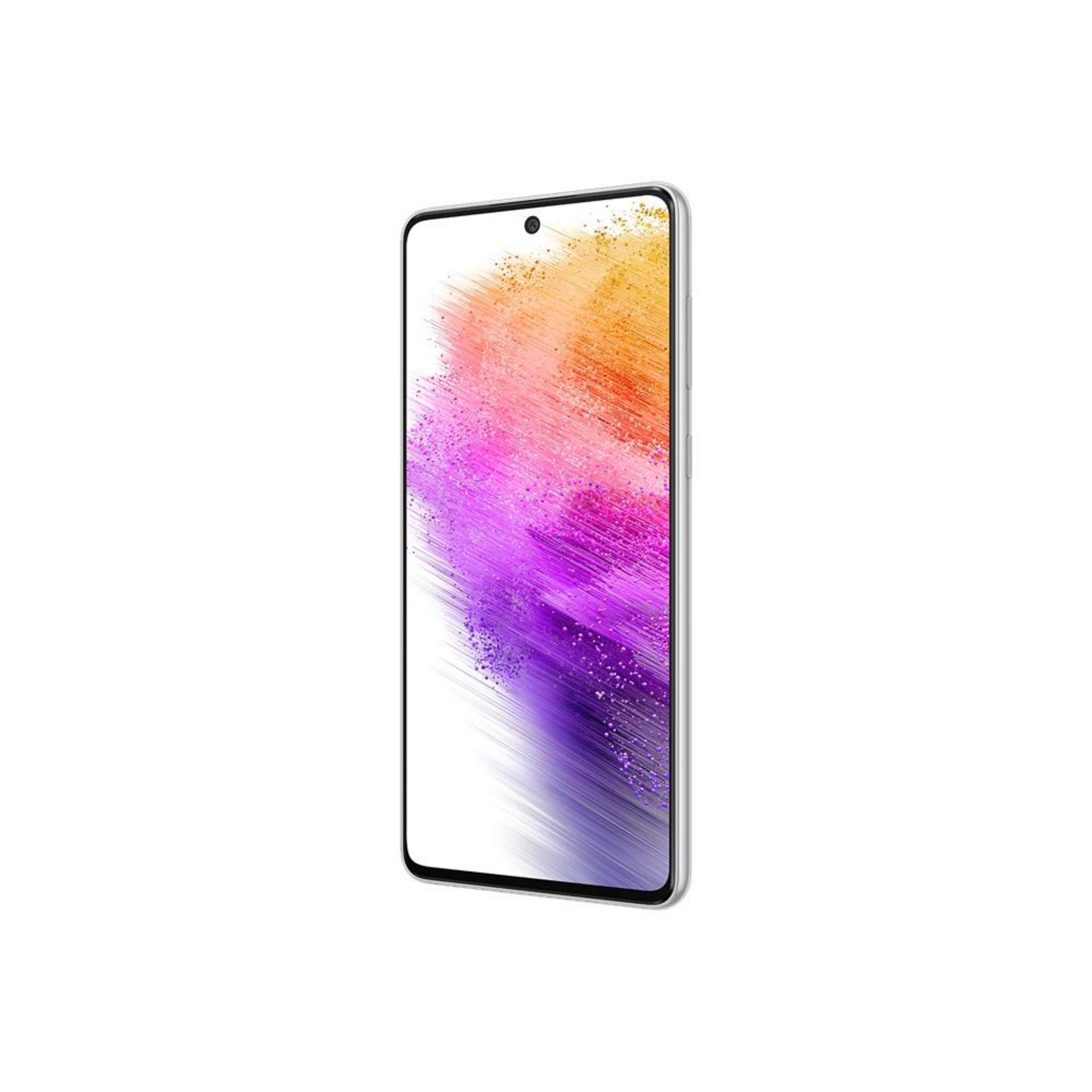 Ekranında renkli soyut arka plana sahip gümüş bir akıllı telefon.