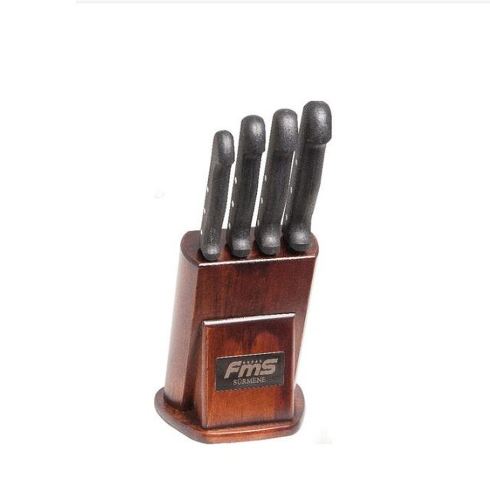 Siyah saplı dört bıçağın bulunduğu ahşap blok.