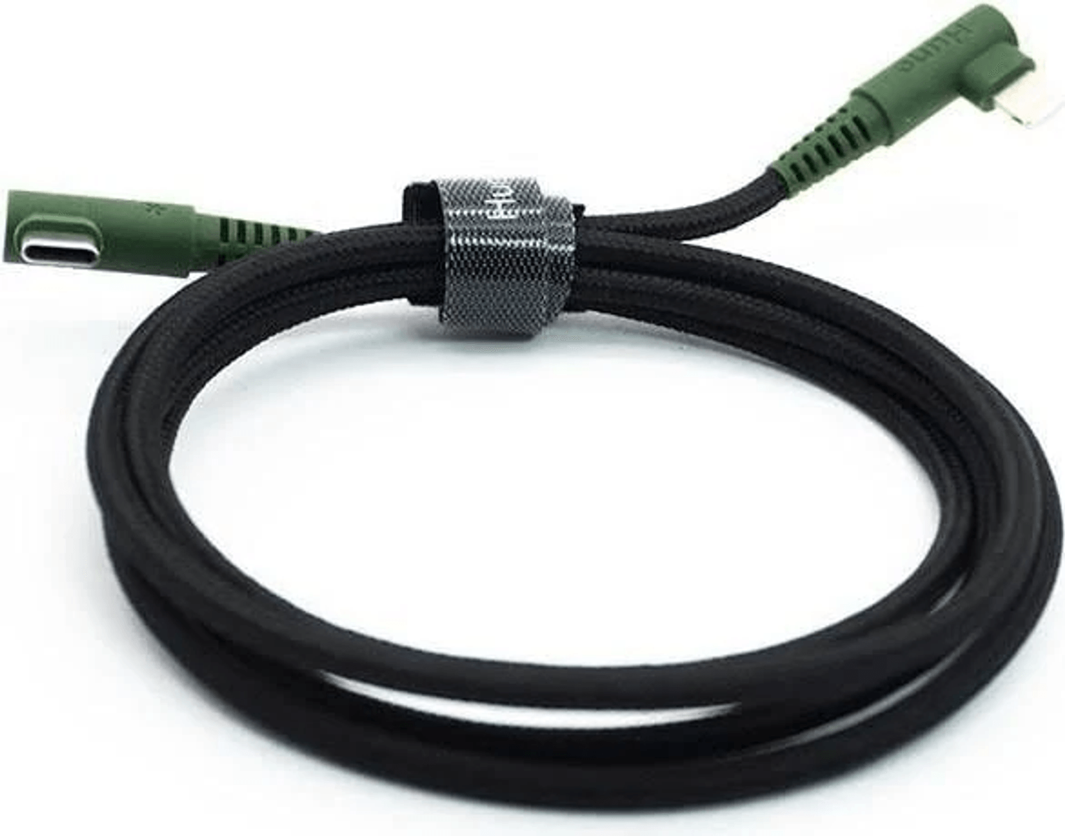 Un cable USB-C a Lightning negro con conectores verdes y correa de velcro.