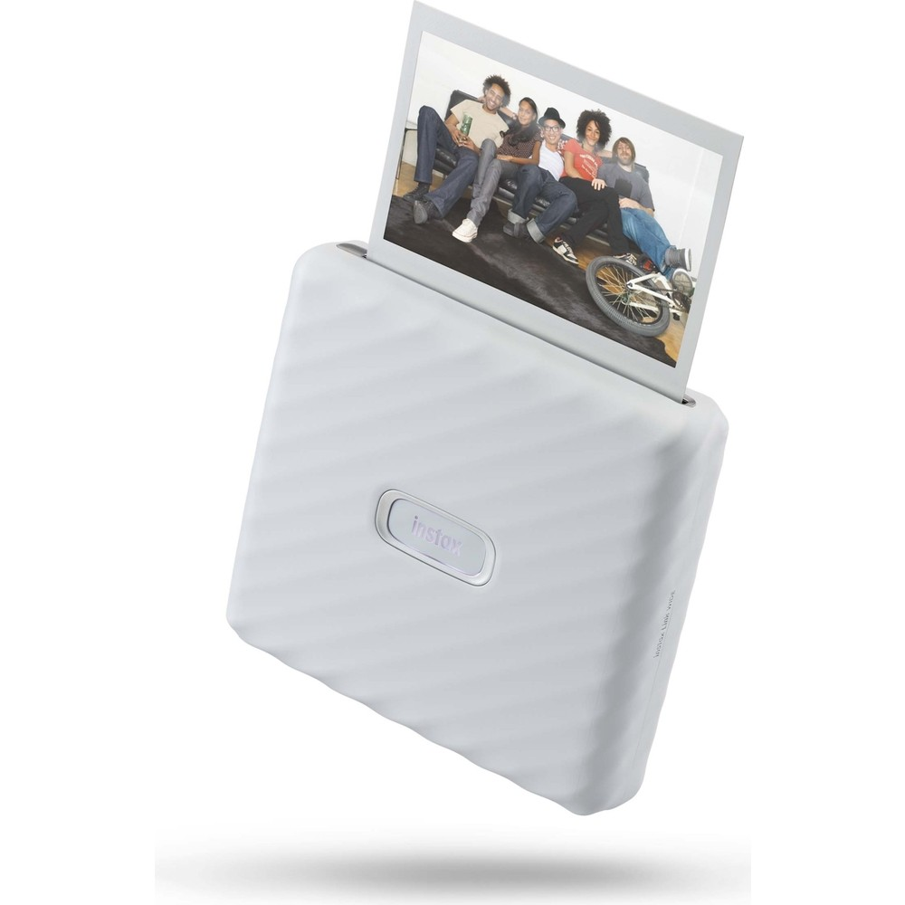 Beş kişinin ve bisikletin basılı fotoğrafı olan beyaz Instax yazıcı.