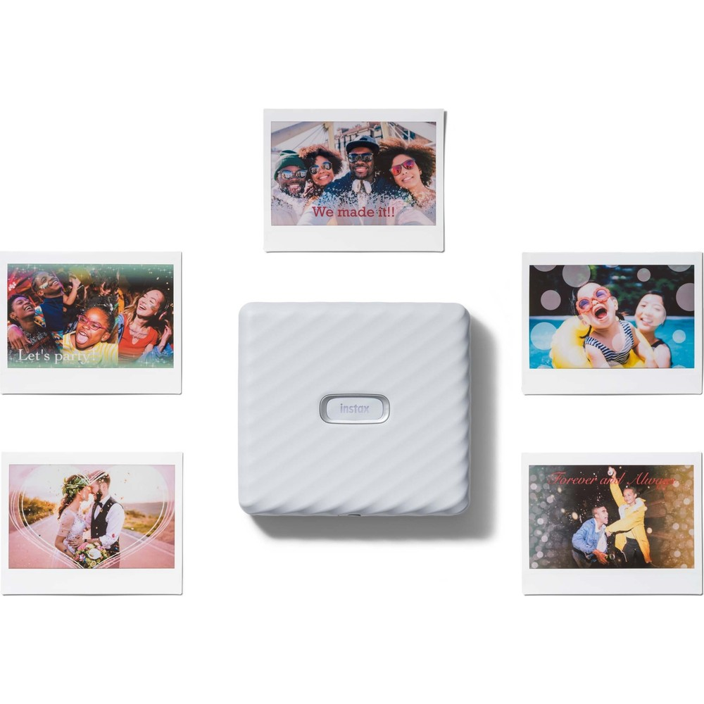 Dört anlık fotoğrafla çevrili beyaz bir Instax yazıcı: parti, düğün, havuz ve arkadaşlar.