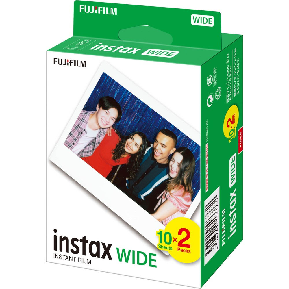 Dört güler yüzlü genç insanın yer aldığı Fujifilm Instax Wide anında film kutusu.