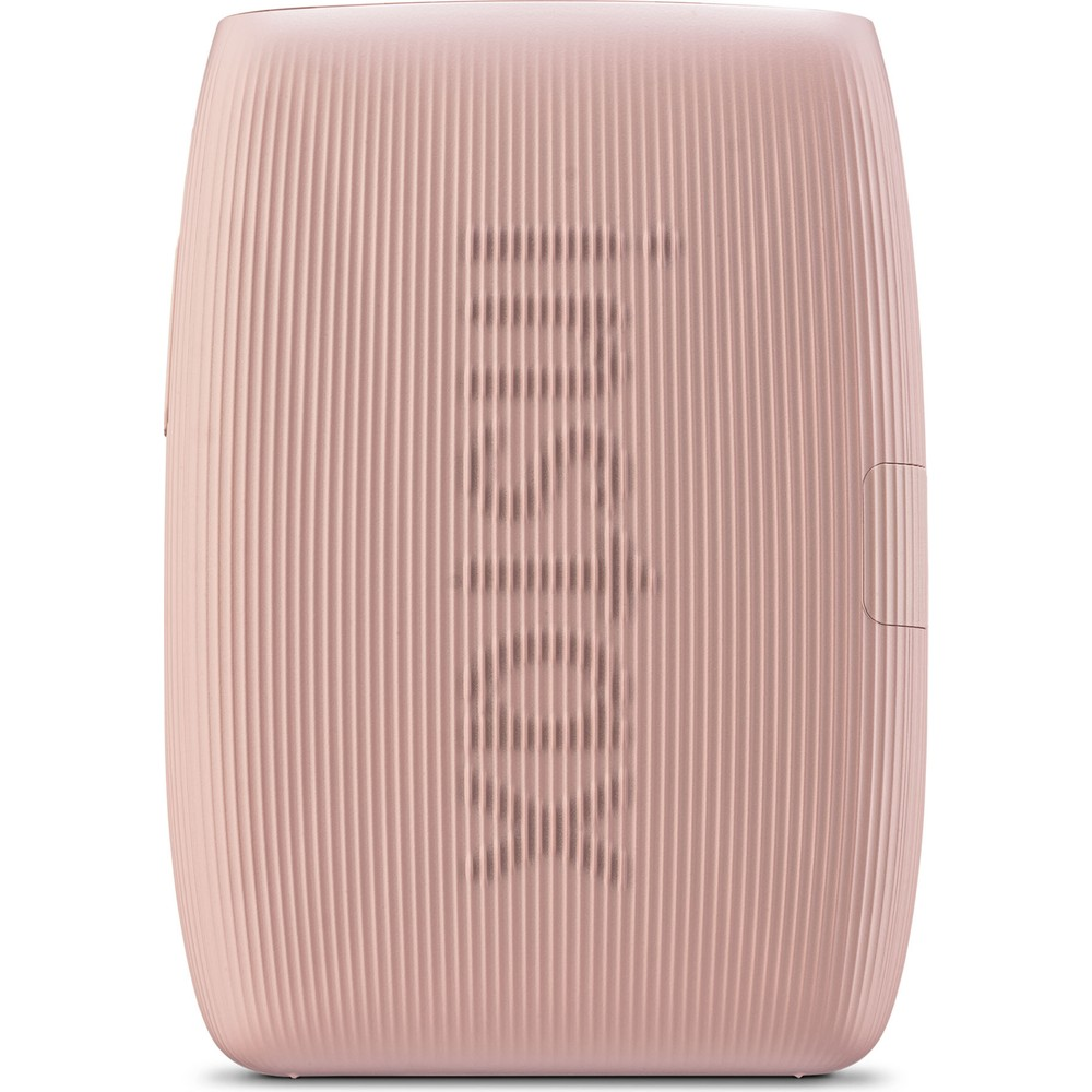 JBL logosuna sahip pembe, yivli hoparlör.