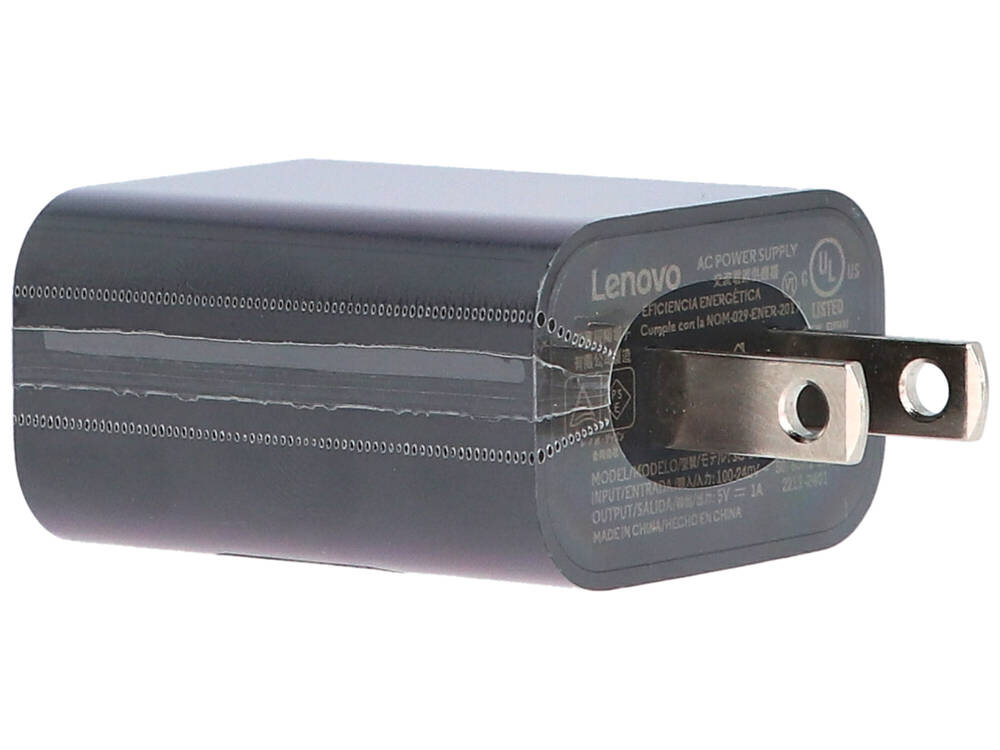 Czarna ładowarka Lenovo z dwoma płaskimi metalowymi bolcami na białym tle.