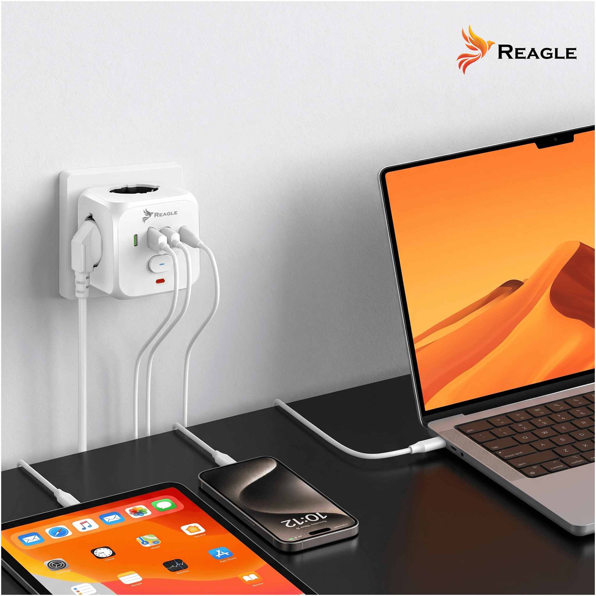 Biały adapter podróżny z wieloma portami USB jest podłączony do gniazdka ściennego.