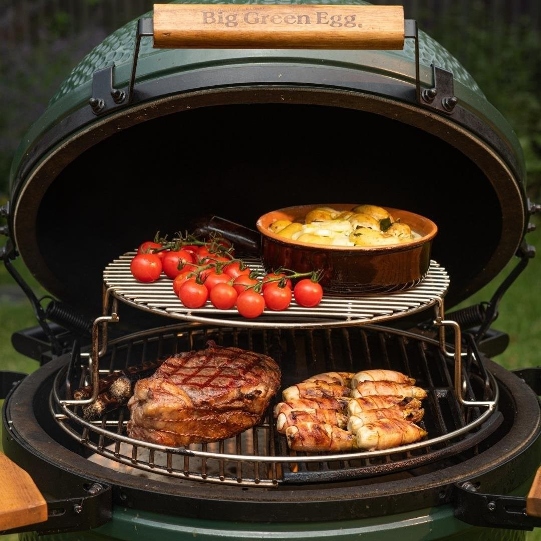 Biftek, pastırmalı rulo, domates ve patates gratenli Big Green Egg ızgara.