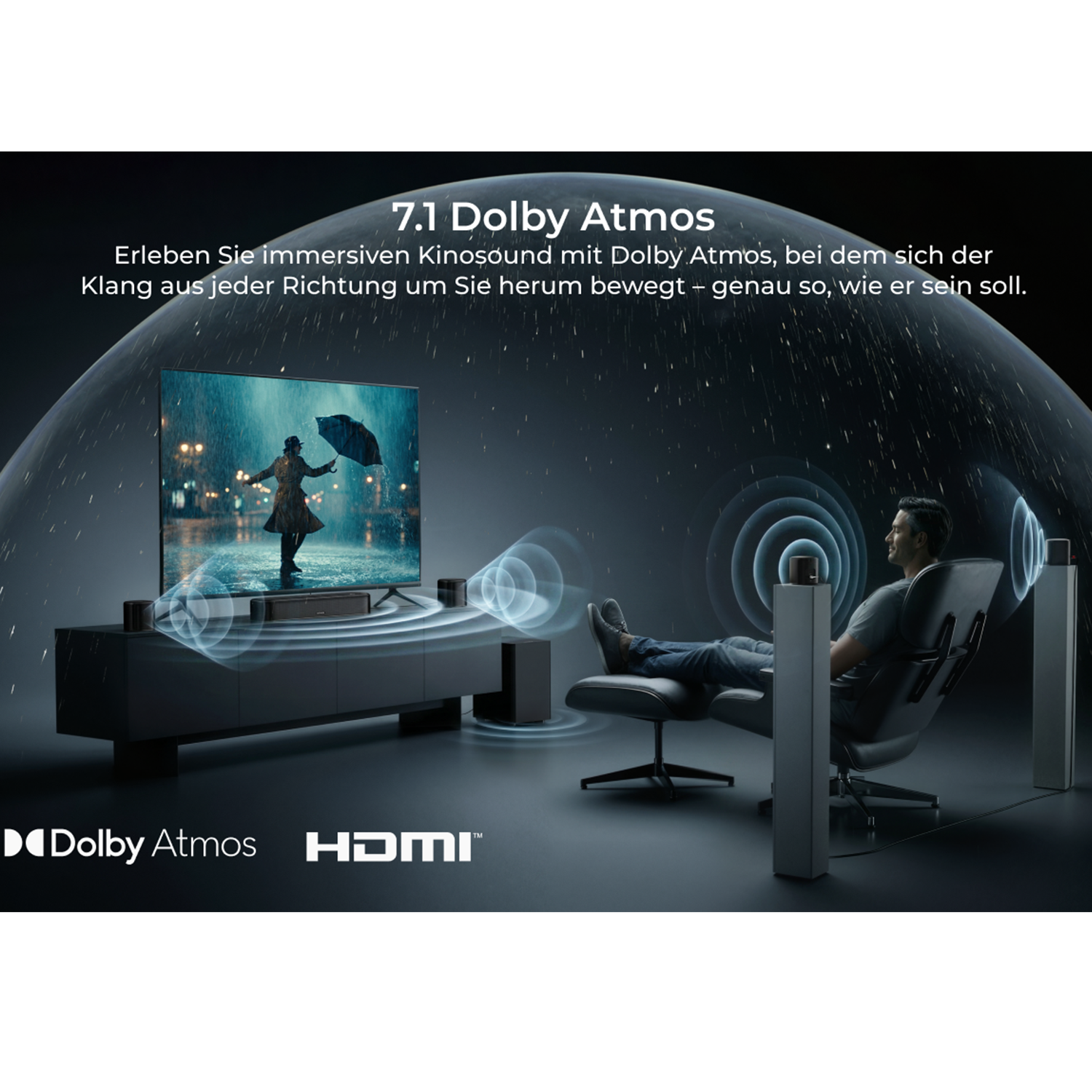 Mann sitzt im Sessel vor TV, Dolby Atmos-Logo, 7.1 Surround Sound.