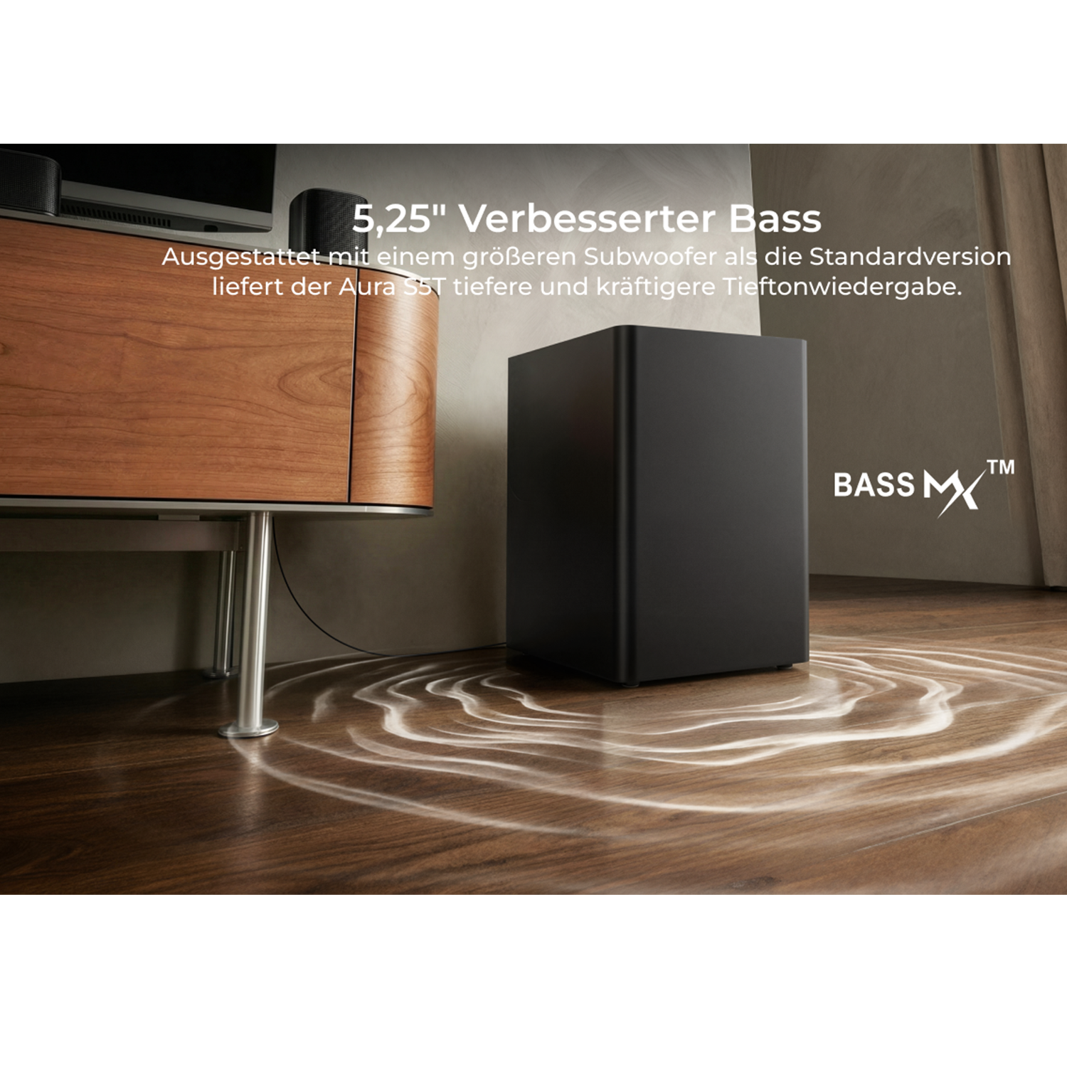 Schwarzer Subwoofer auf einem Holzboden, mit Wellenmuster.