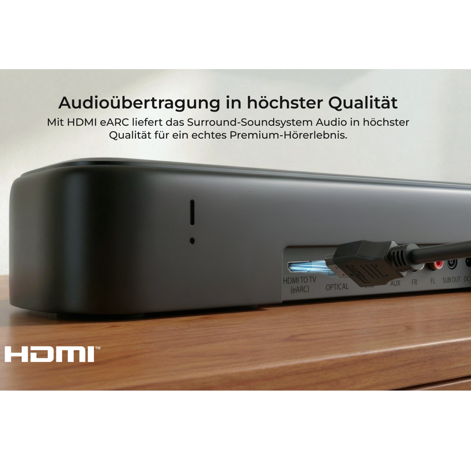 Ein HDMI-Kabel ist in den eARC-Anschluss eines schwarzen Soundbars eingesteckt.