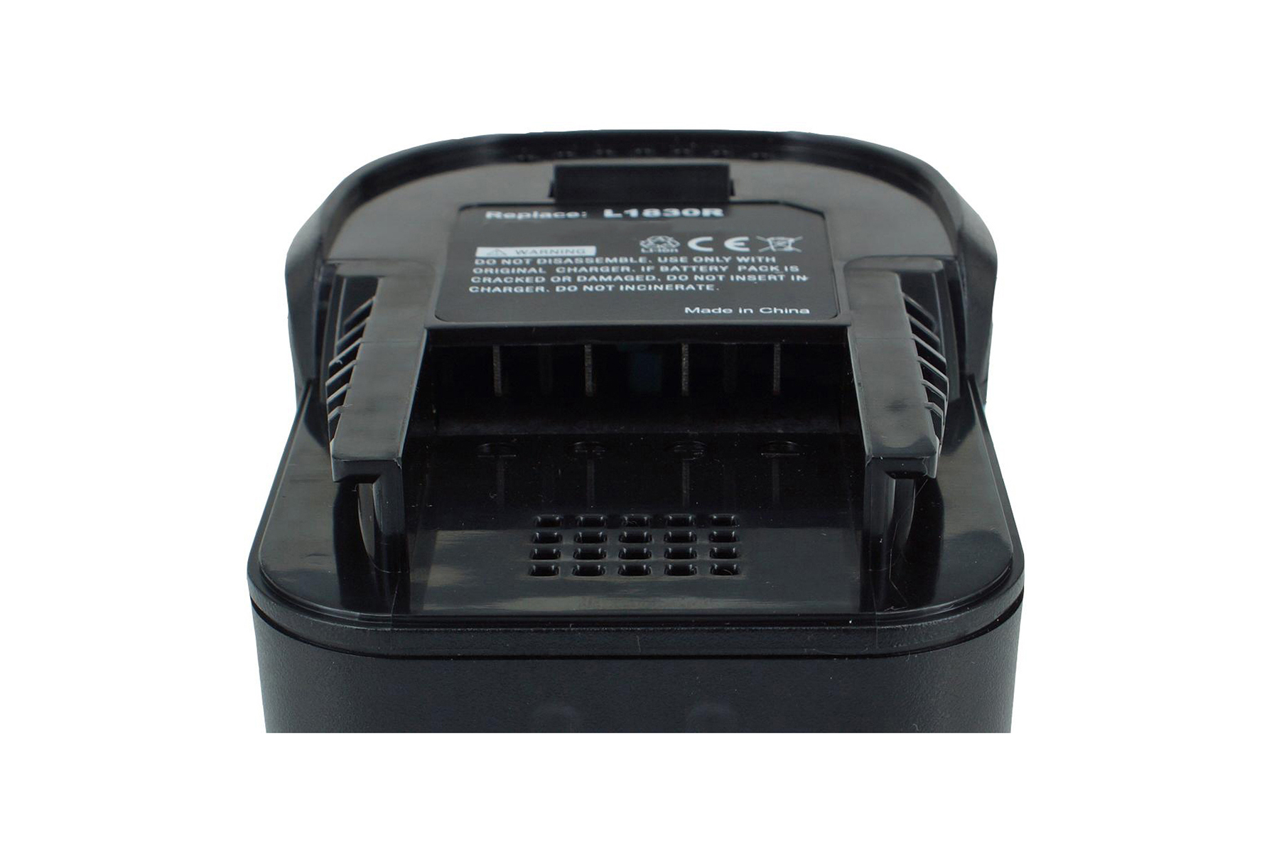 Batteria nera per elettroutensili con etichette di avvertenza e marchio CE.