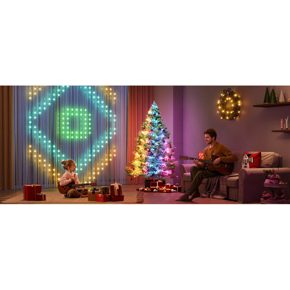 Ein Mann spielt Gitarre, während ein Kind vor einem Weihnachtsbaum sitzt. Bunte Lichter schmücken den Raum.