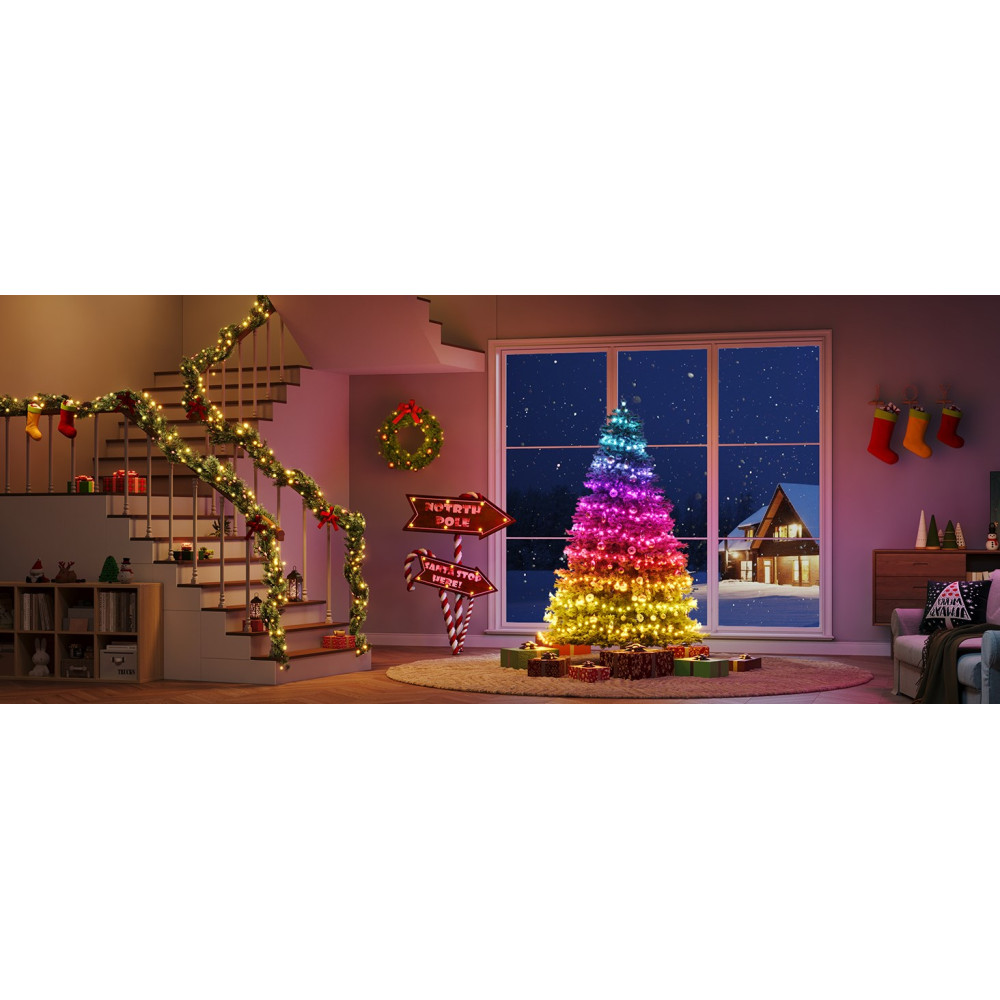 Ein festlich geschmücktes Wohnzimmer mit Weihnachtsbaum, Geschenken und Treppendekoration.